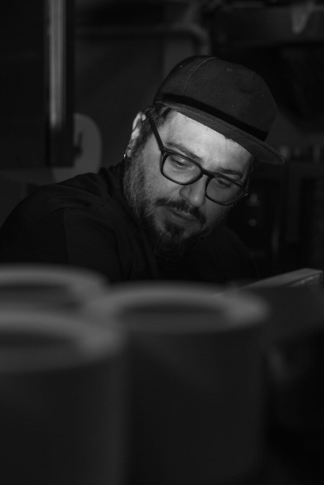 Lo Chef Stefano Pro al passe della cucina di ORA, in bianco e nero