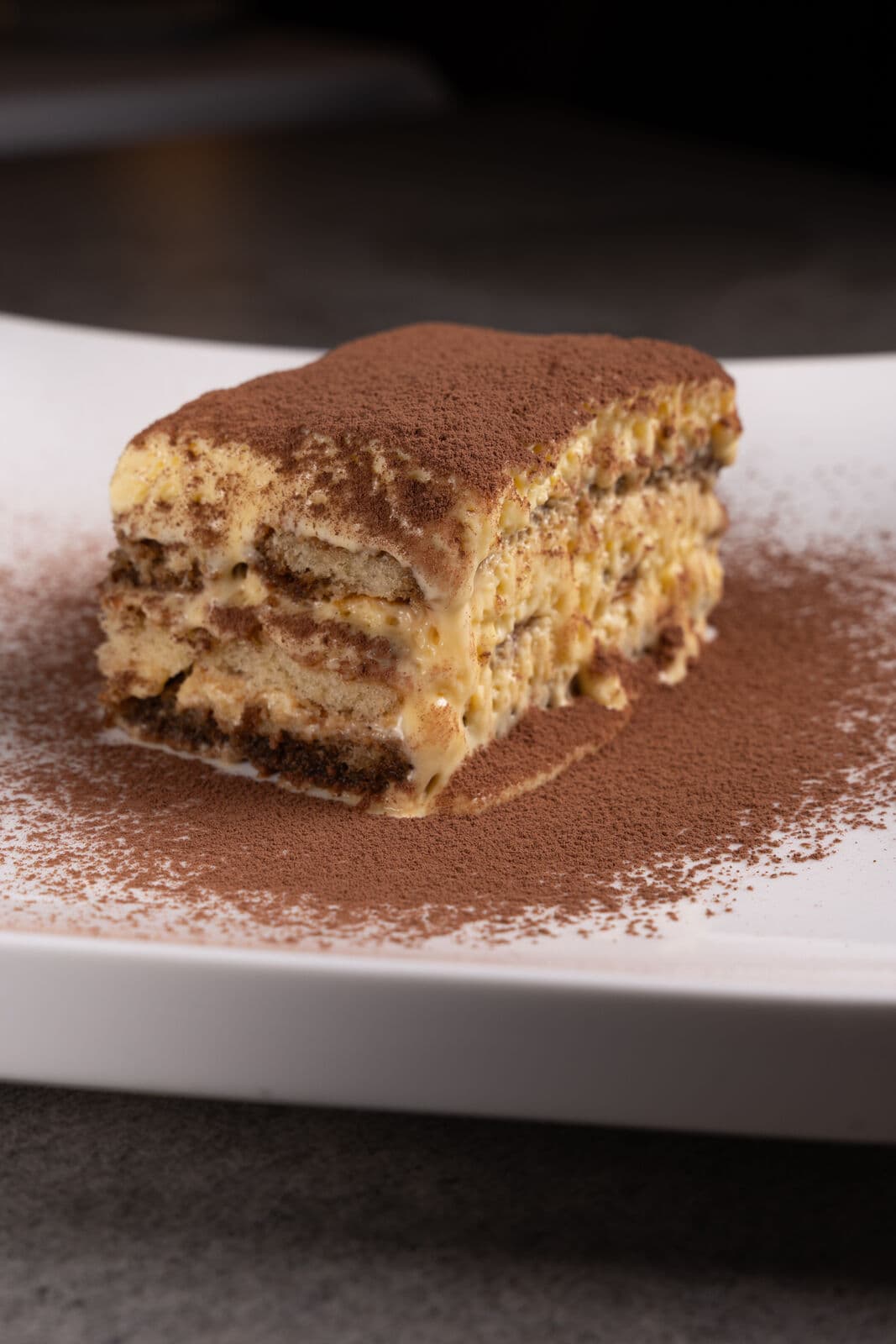Il Tiramisù di Chiara: una fetta a strati spolverata di cacao