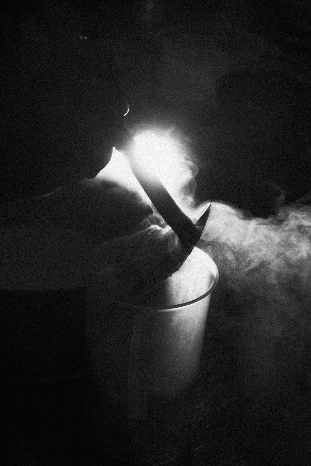 Vapore che sale da una pentola in cucina, in controluce